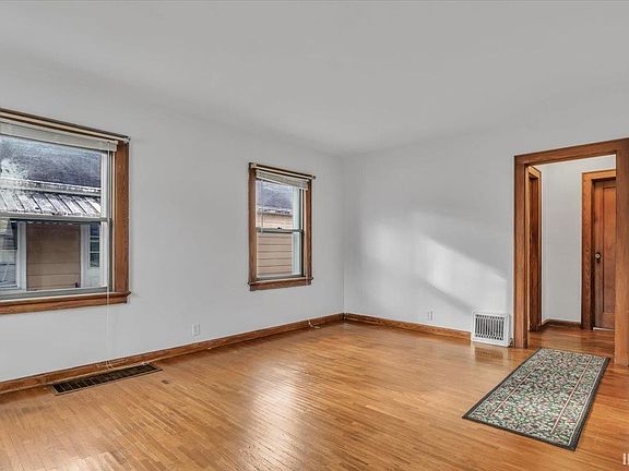 4th image of 2724 Edgar St