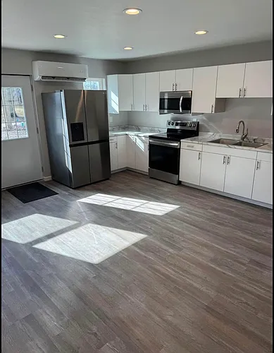 998 W Marshall Ave #8 Photo 1