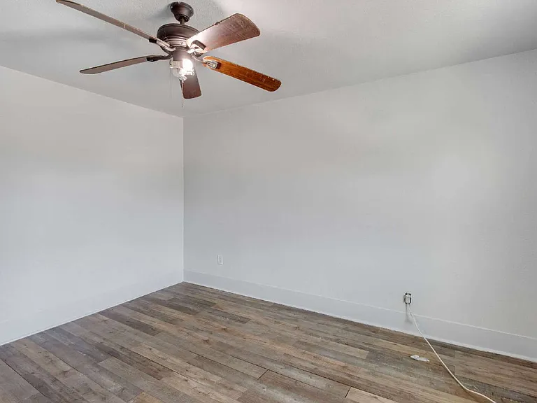 917 W Crawford St — Photo 10