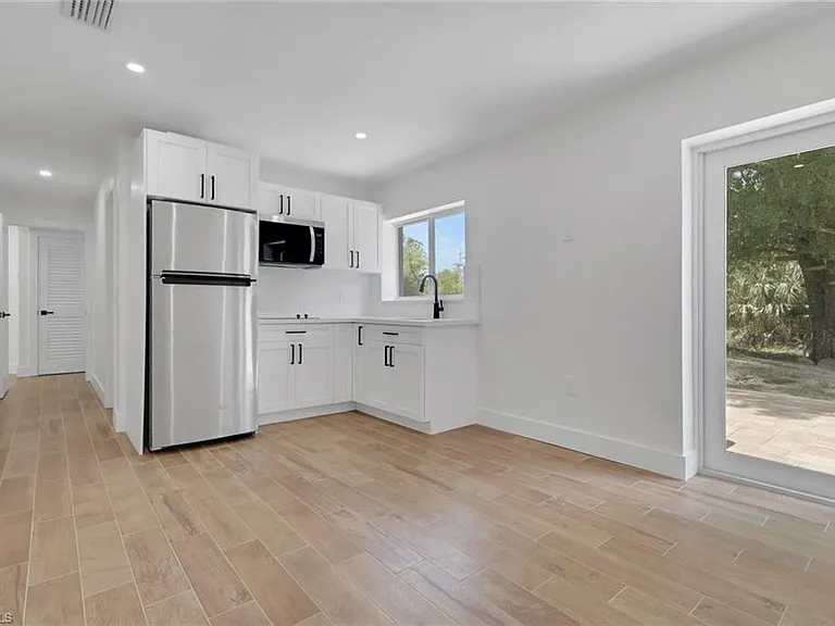 880 18th St NE — Photo 24