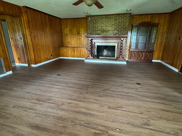 4905 Oak Hill Dr — Photo 2