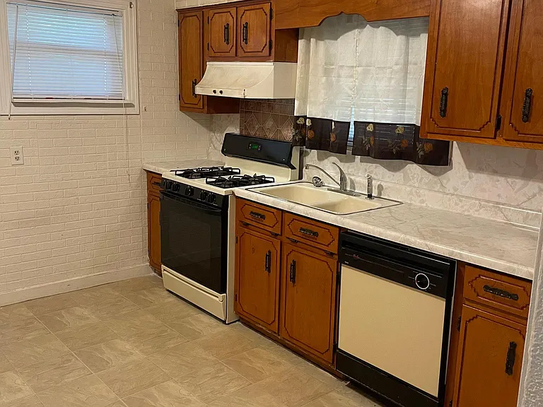 2312 Moss St — Photo 4