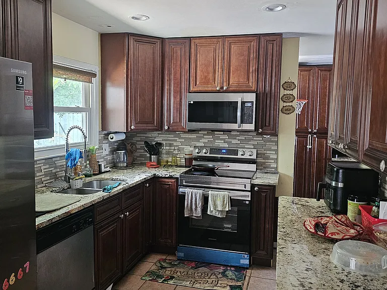 E Poplar Rd — Photo 4