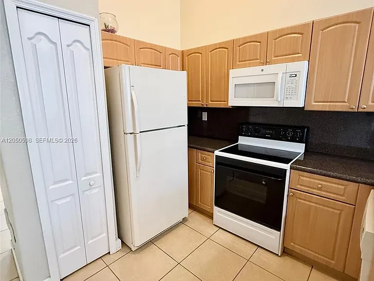 1652 SE 28th St #202 — Photo 14