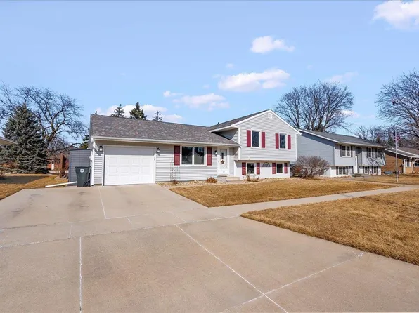 128 Bergstrom Blvd, Cedar Falls, IA 50613