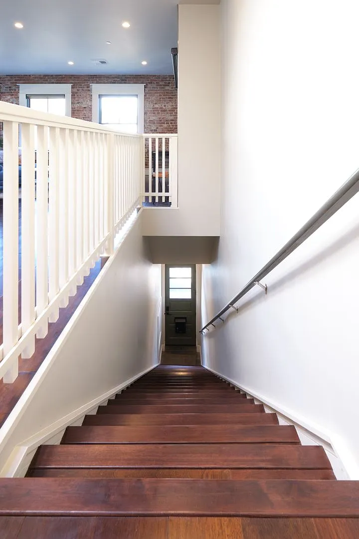 Furnished 2 Bdrm/2 Bath Condo in the Heart of Downtown Ashland! — Photo 3