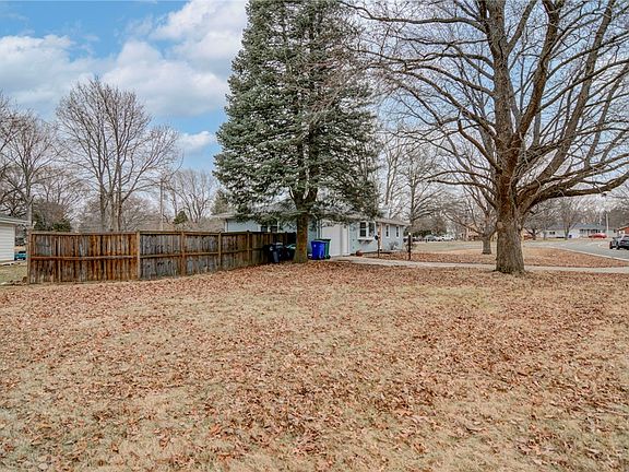 3rd image of 36 N Lynette Dr