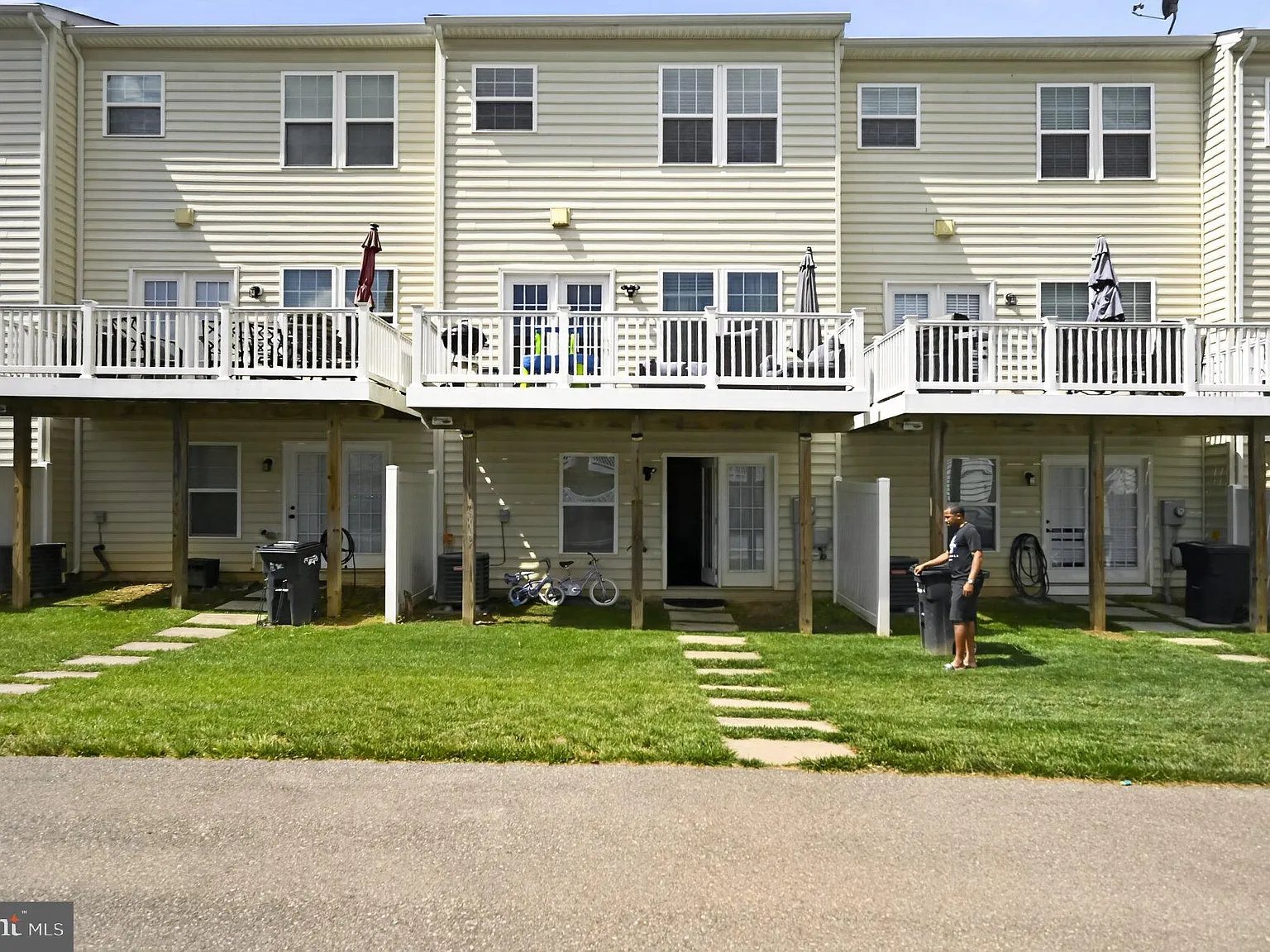 4 bed, 3.5 bath, 2520 sqft, $2,950 — Photo 3