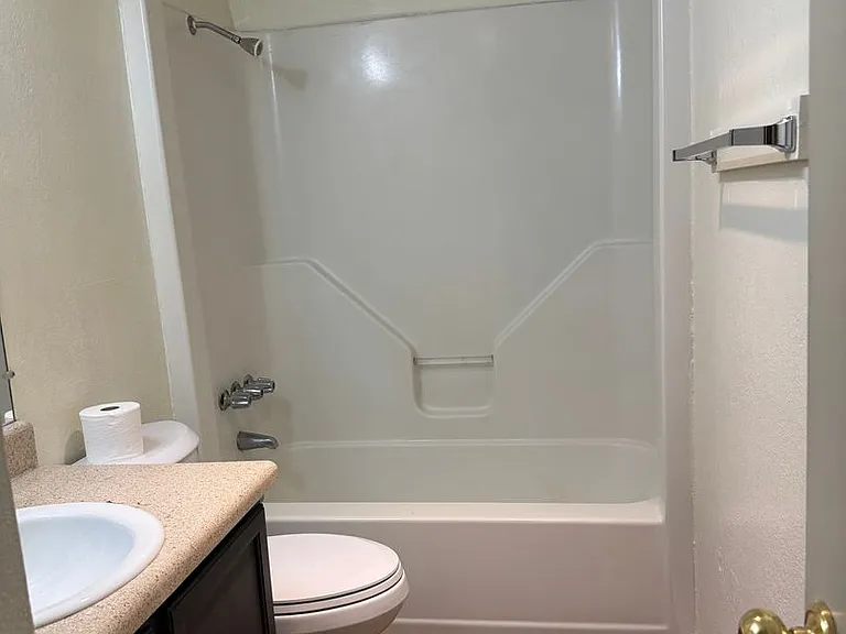 805 SE 4th St #108 — Photo 14