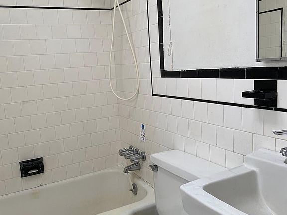 3rd image of 815 Saint Dunstans Rd