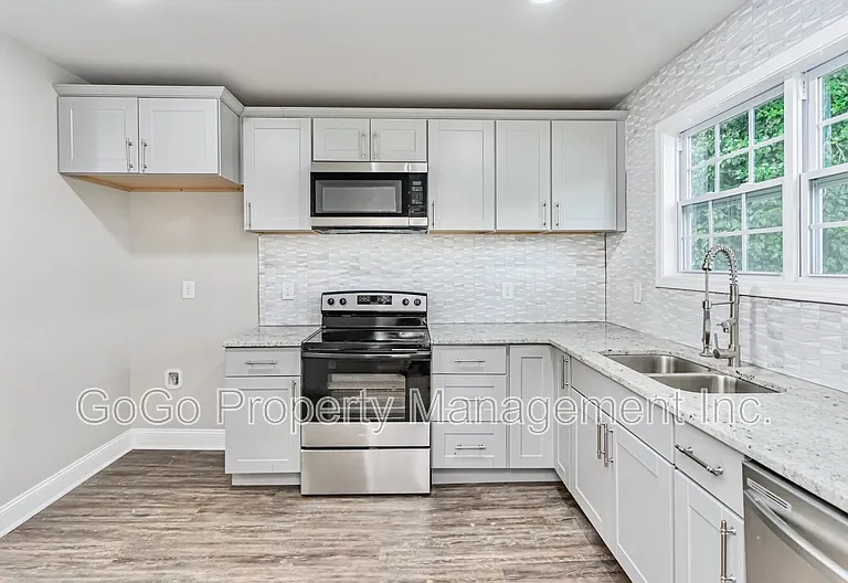 115 Sterling St — Photo 8