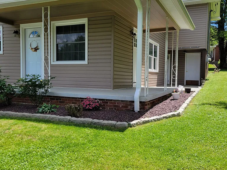 110 Hawthorne Ln — Photo 28