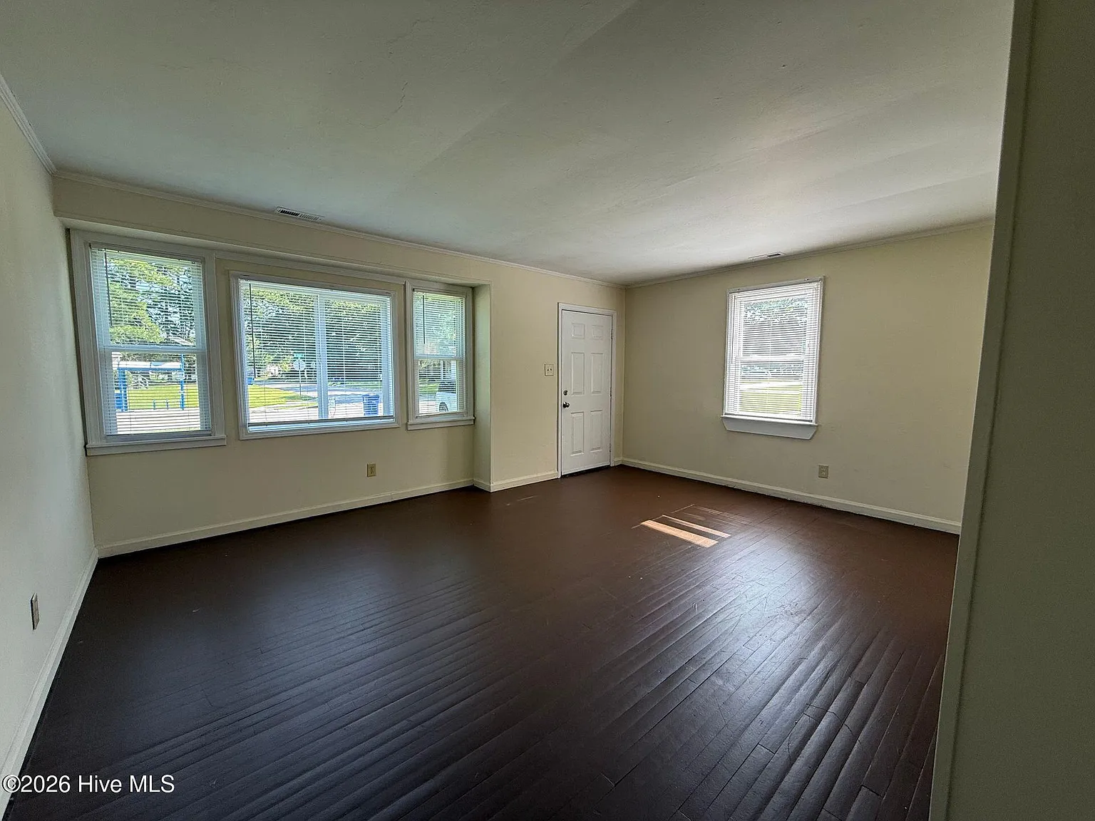 2 bed, 1.0 bath, $895 — Photo 3