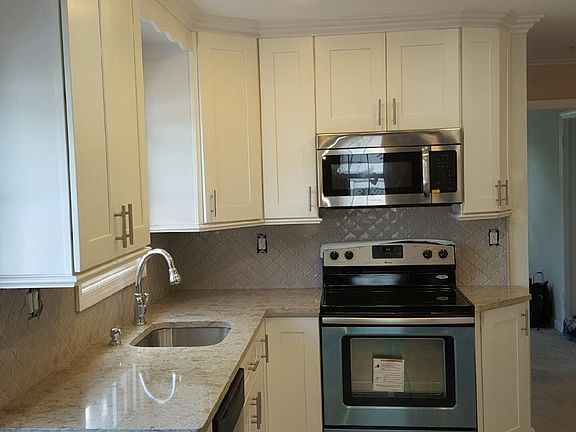 3rd image of 1081 Woodcliff Dr