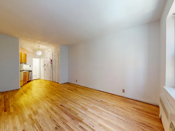 205 East 89th Street 2A image 2 of 6