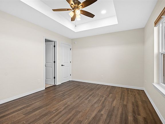 3rd image of 850 Honeysuckle Dr