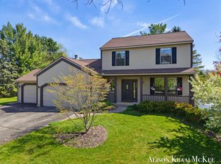 100 Rollingbrook Dr NE, Ada, MI 49301