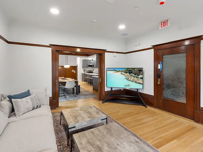 1022 G St #20 — Photo 11