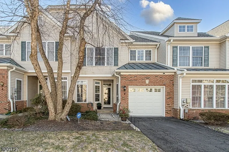 4 Stevens Ln photo 1