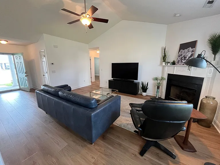 642 Hillside Dr — Photo 6
