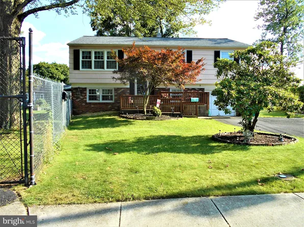 327 Red Cedar Dr, Levittown, PA 19055