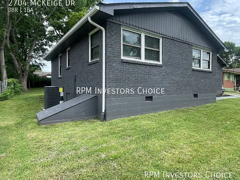 2704 McKeige Dr — Photo 2