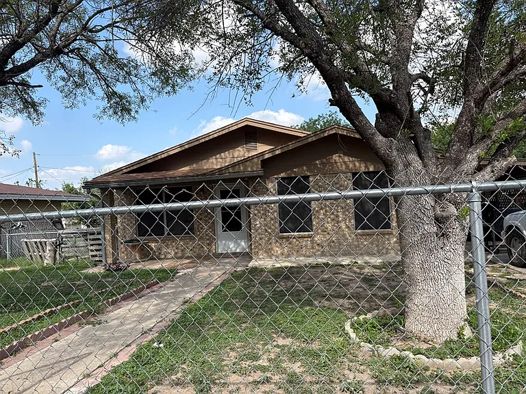 1009 Kiriaka Dr — Photo 2
