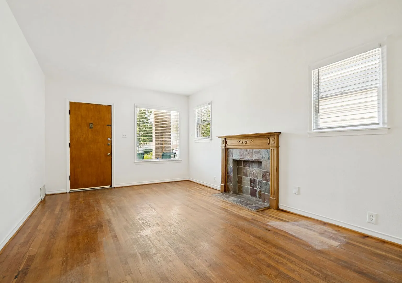 Super Charming Vintage Duplex, 1st Floor Duplex - 2 Bedrooms, 1 Bath, Full-Size Utility Area, 18 ... — Photo 2