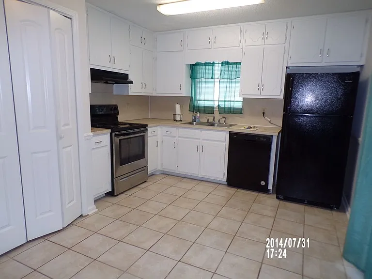 4705 Victoria Dr — Photo 6