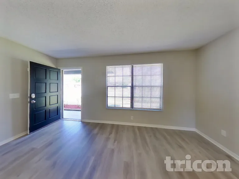 2159 Acorn Mnr — Photo 3