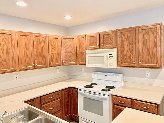4th image of 301 Winding Brook Dr