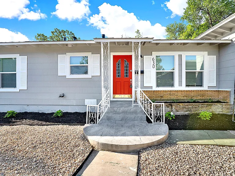 630 Sumner Dr — Photo 2