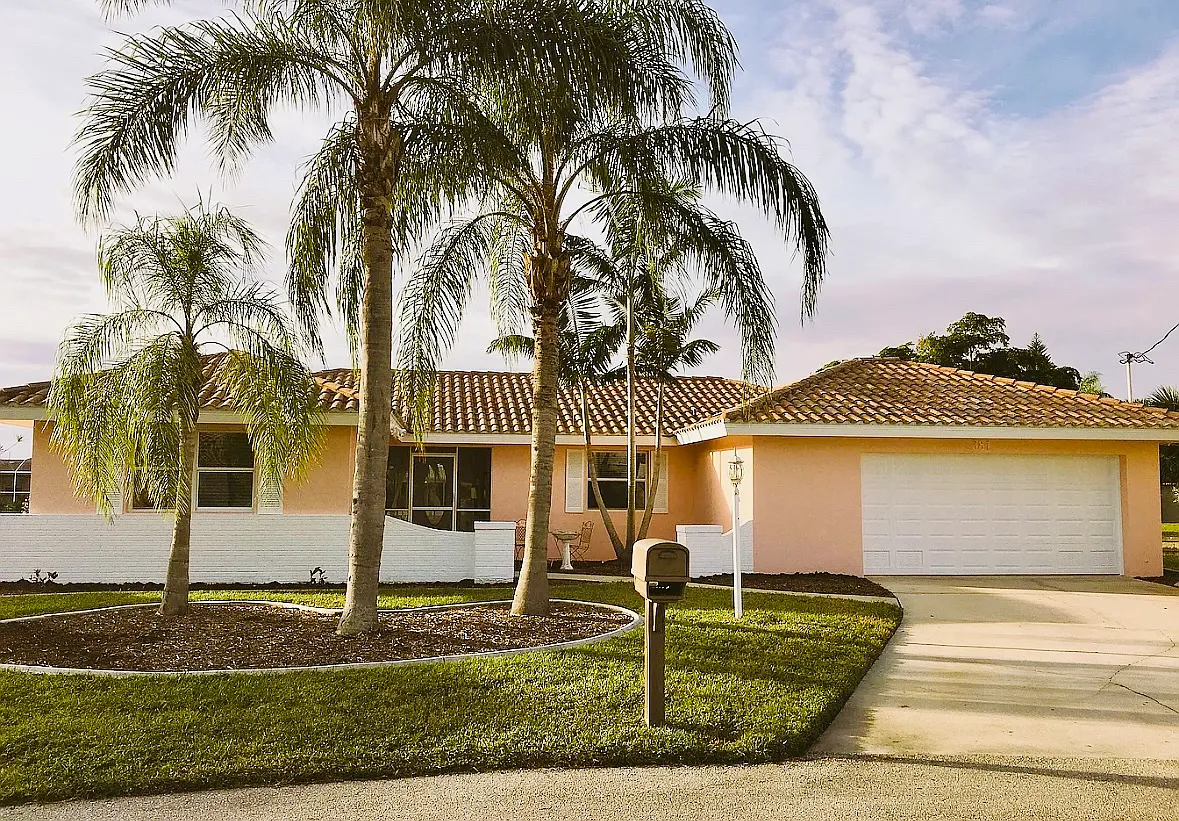 381 De Lido Ct — Photo 1