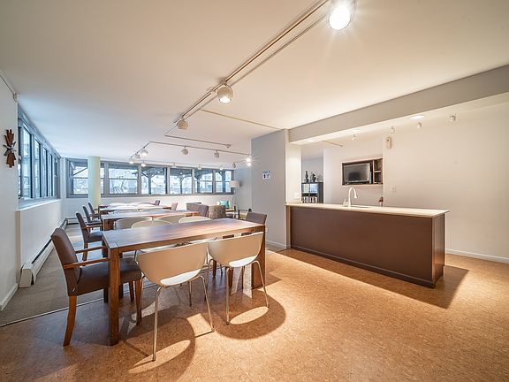 3rd image of 555 W Cornelia Ave APT 1607