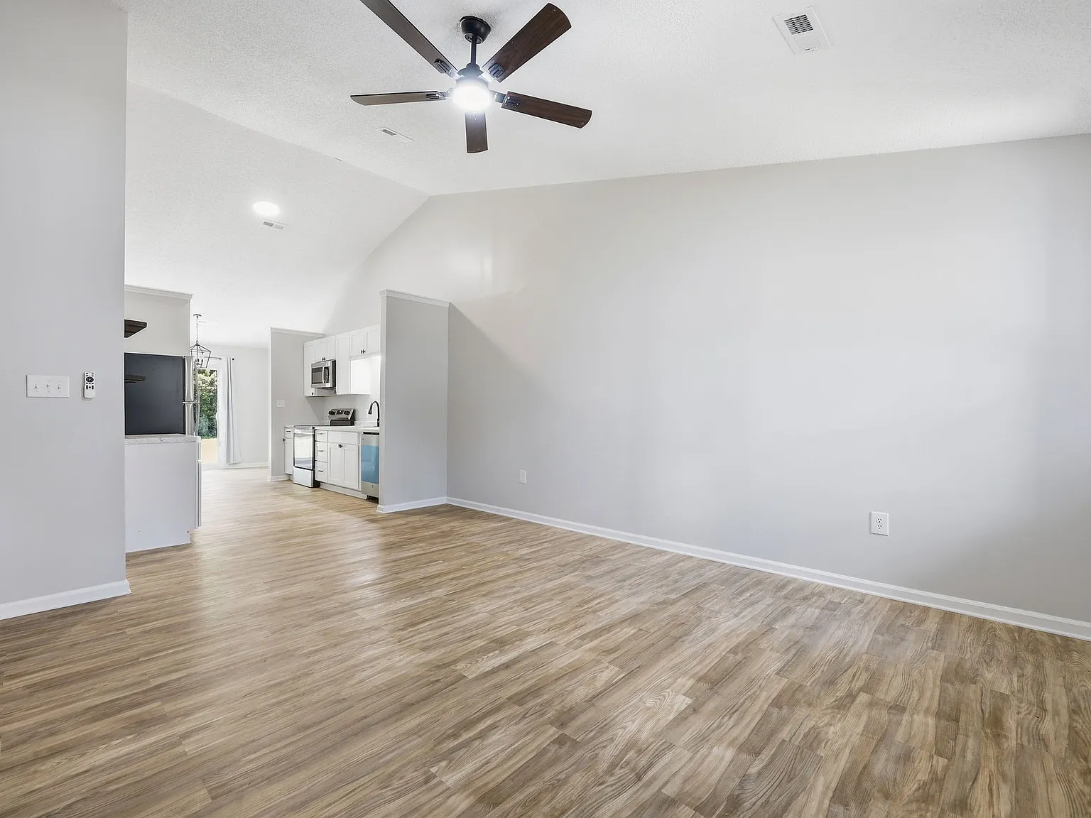 3 bed, 1200 sqft, $1,550 — Photo 4