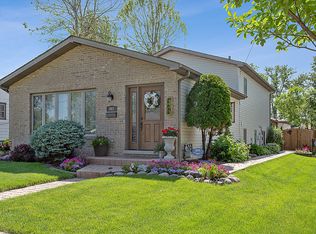 902 John St, Lemont, IL