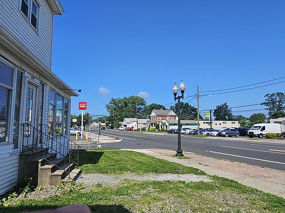 5th image of 937 New Britain Avenue