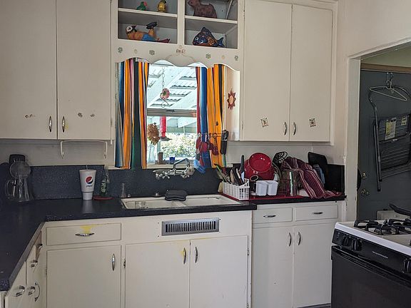 4th image of 2717 Howard Ave