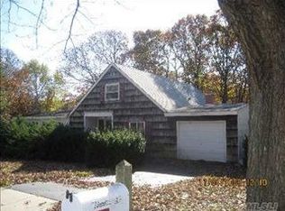 10 Arden Ln, Farmingville, NY 11738