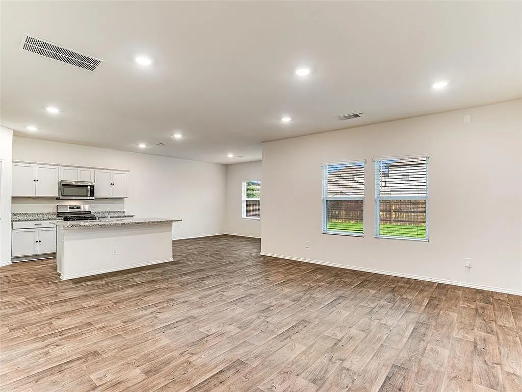 4 bed, 3.0 bath, 2590 sqft, $2,195 — Photo 4