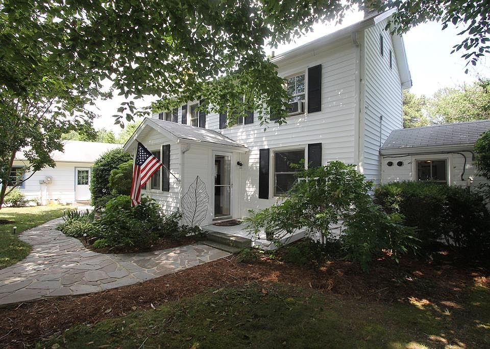 1st image of 811 King Carter Dr