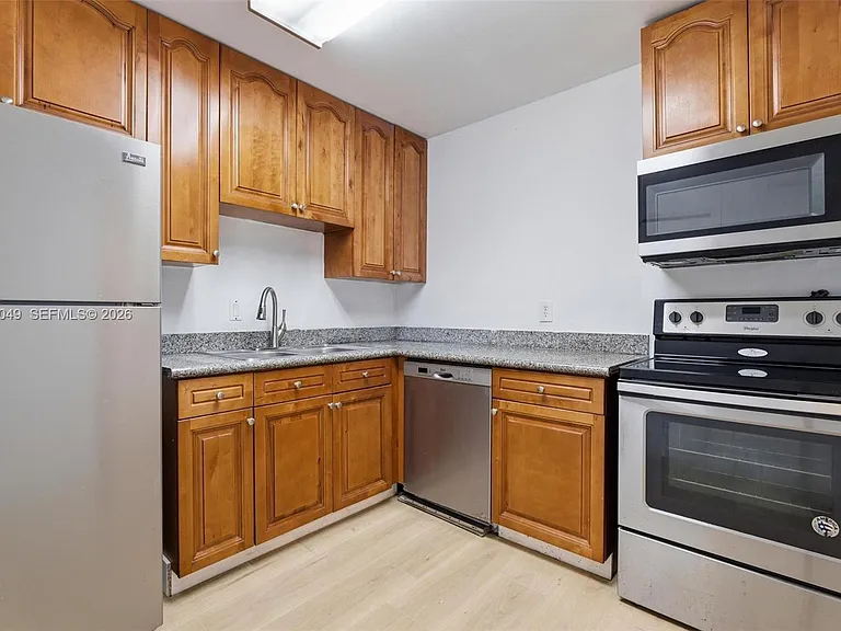 15205 NE 6th Ave #D305 — Photo 5