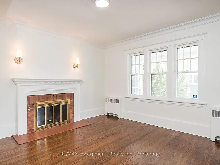 209 Allan St — Photo 4