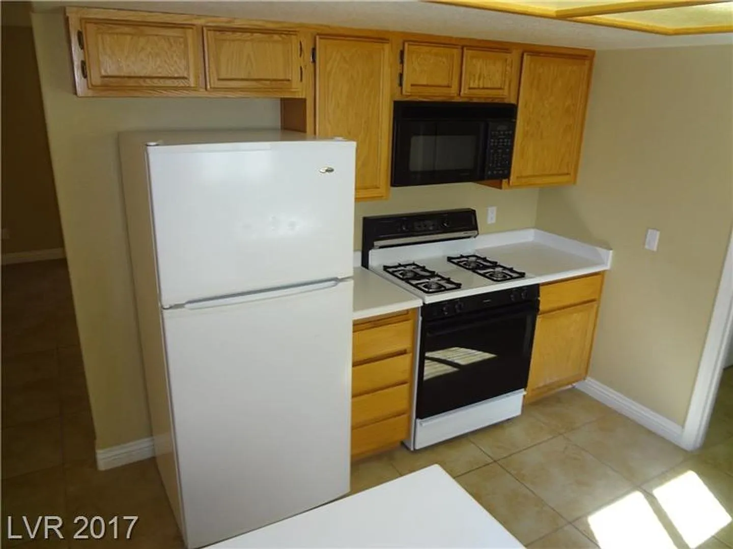 Beautiful 1,261 Sq Ft, 2 Story, 3bd, 2.5 Bth, 2 Car Garage, Located Near Park, Shopping And Schools. — Photo 4