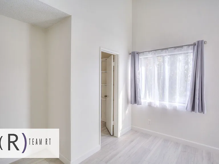 2020 20th St #6 — Photo 36