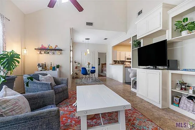 3 bed, 1525 sqft, $1,800 — Photo 2