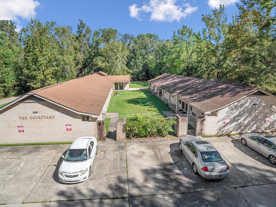 Front of complex & available parking spaces