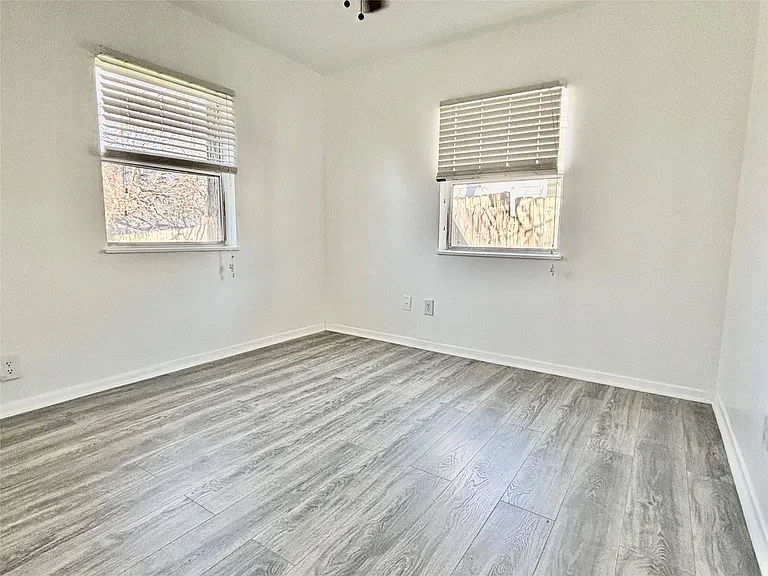 2906 E 12th St — Photo 5