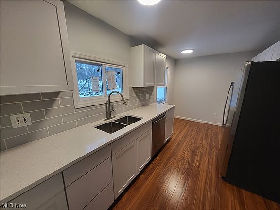 3rd image of 30 Grandview Ave