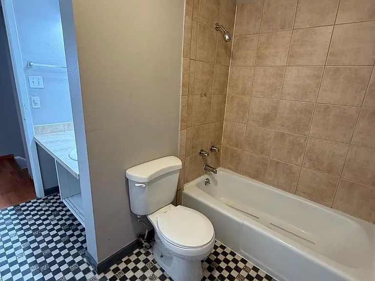 11614 Pearl St — Photo 4